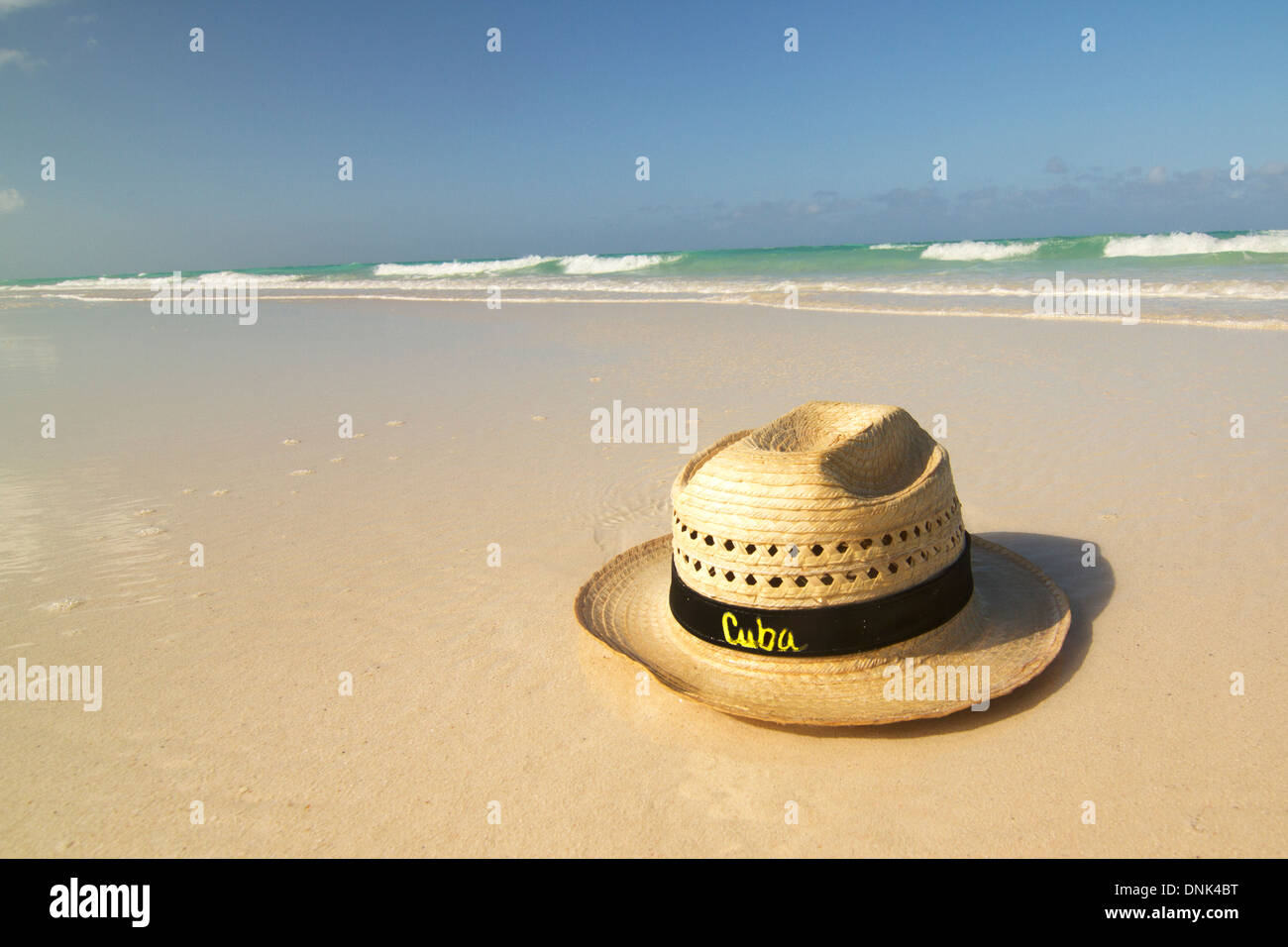 Cappello di paglia sulla spiaggia cubana Foto Stock