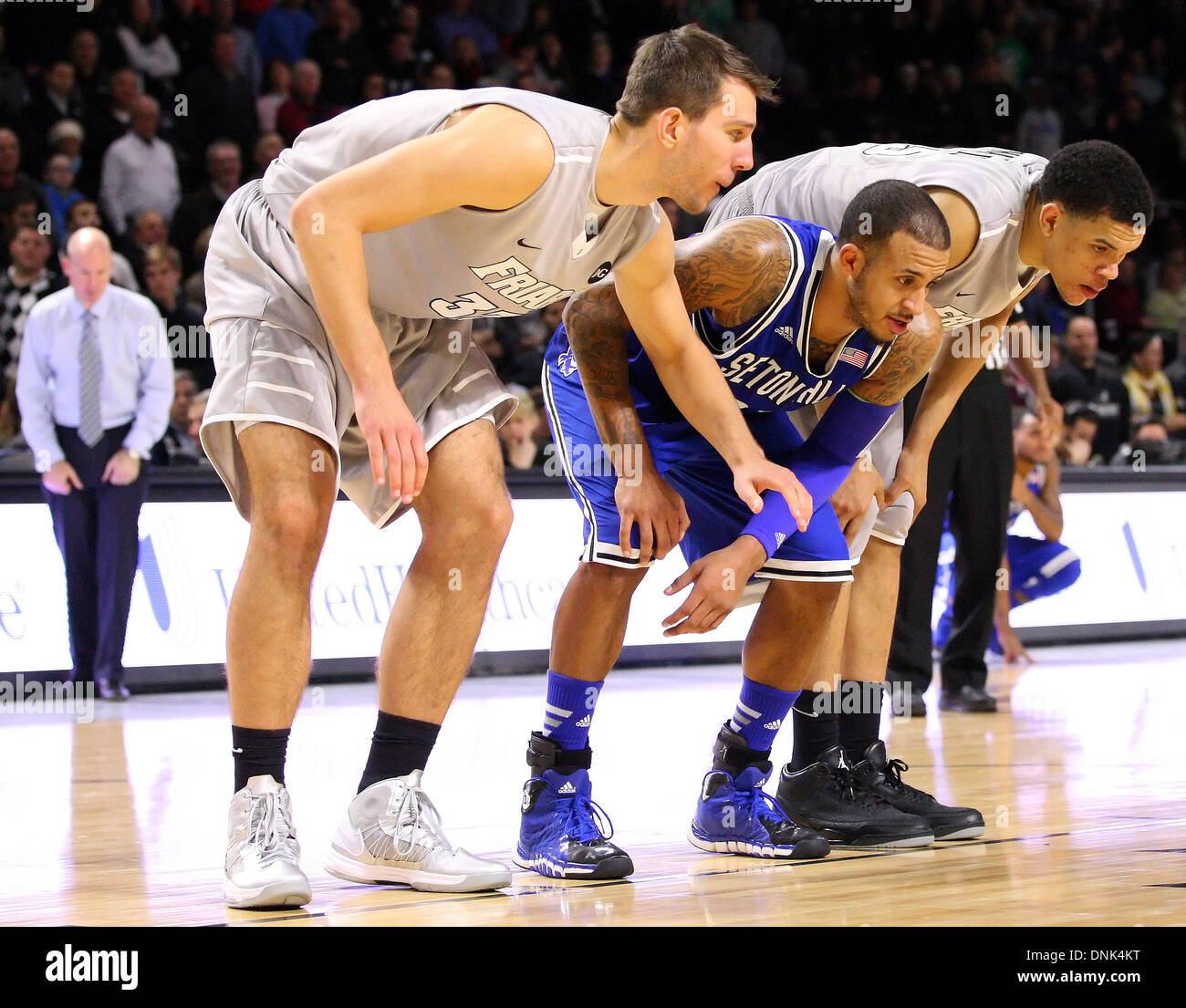 Providence, Rhode Island, Stati Uniti d'America. 31 Dic, 2013. Dicembre 31, 2013; Provvidenza frati avanti Carson Desrosiers (33), il Seton Hall Pirates guard/avanti Brian Oliver (22) e la Provvidenza frati avanti Tyler Harris (25) scatola fuori durante il tiro libero tenta durante il NCAA pallacanestro tra il Seton Hall Pirates e provvidenza Frati al Dunkin Donuts Center. Seton Hall ha sconfitto la Provvidenza 81-80 in doppia le ore di lavoro straordinario. Anthony Nesmith/CSM/Alamy Live News Foto Stock