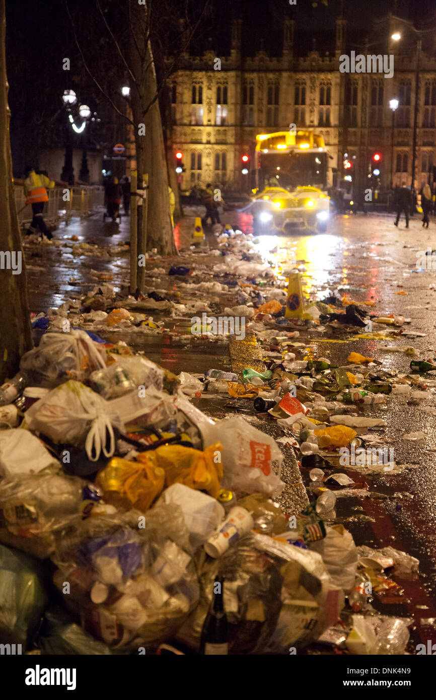 Londra, Regno Unito. Il 1 gennaio 2014. Più di 250.000 persone si è rivelato per guardare i fuochi d'artificio, con il consiglio il montaggio di un enorme clean-up operazione oggi per ottenere Londra torna al suo meglio. Credito: Nelson pereira/Alamy Live News Foto Stock