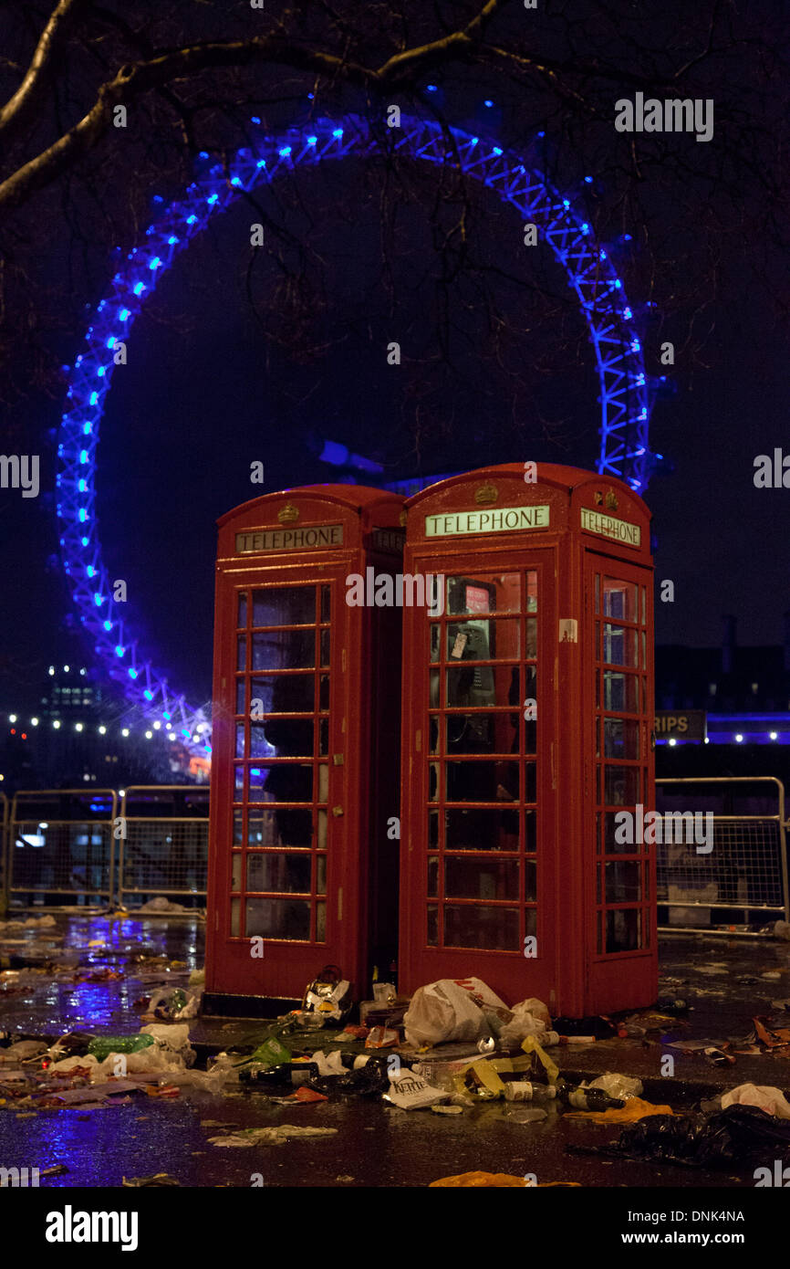 Londra, Regno Unito. Il 1 gennaio 2014. Più di 250.000 persone si è rivelato per guardare i fuochi d'artificio, con il consiglio il montaggio di un enorme clean-up operazione oggi per ottenere Londra torna al suo meglio. Credito: Nelson pereira/Alamy Live News Foto Stock