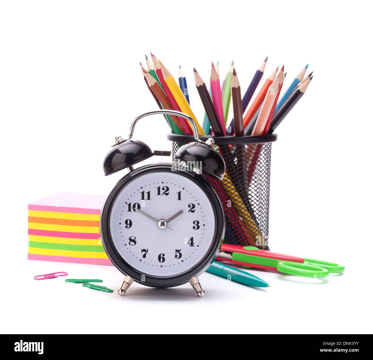 Sveglia, notebook stack e matite. Schoolchild e studi dello studente accessori. Si torna a scuola concetto. Foto Stock