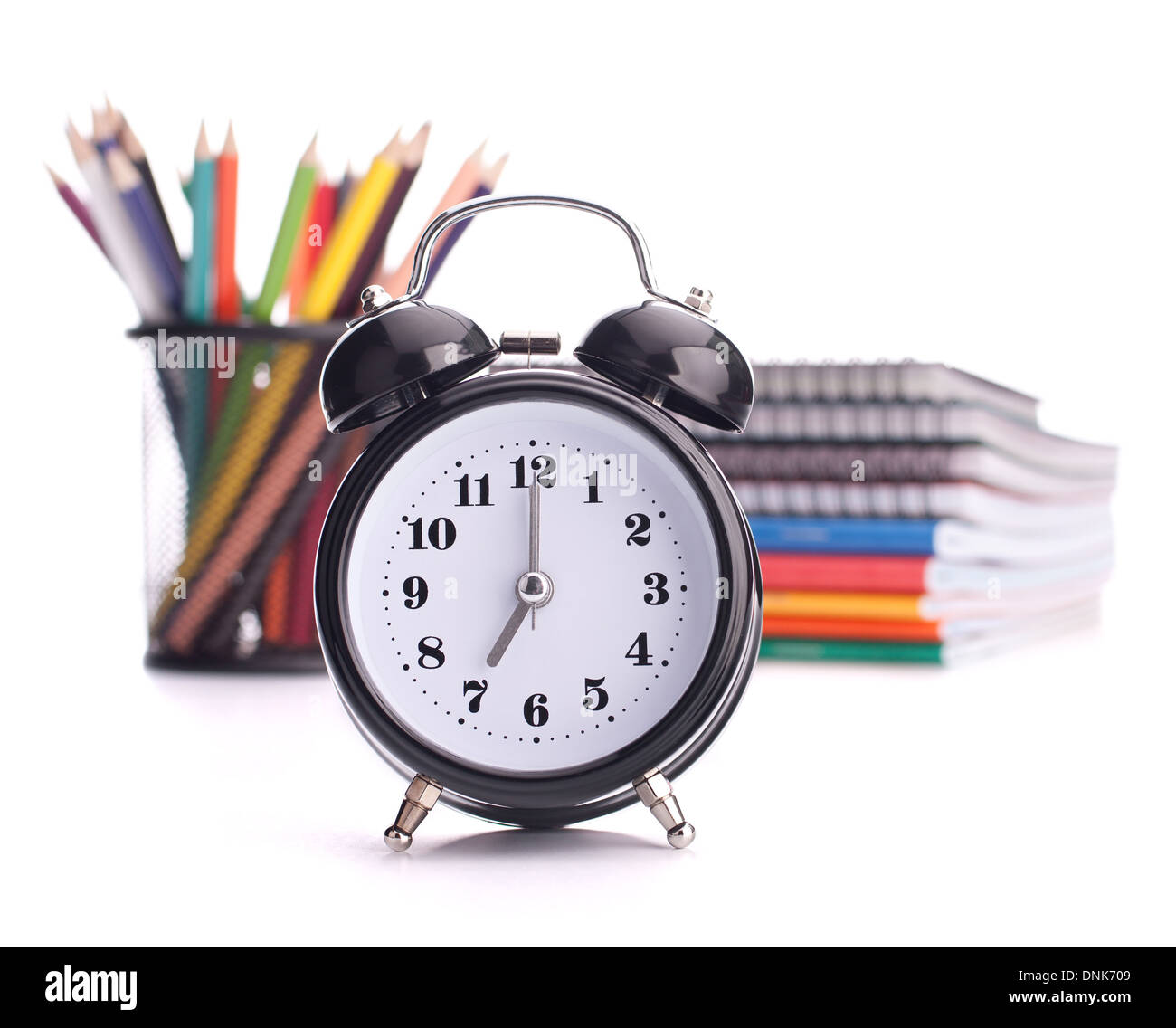 Sveglia, notebook stack e matite. Schoolchild e studi dello studente accessori. Si torna a scuola concetto. Foto Stock