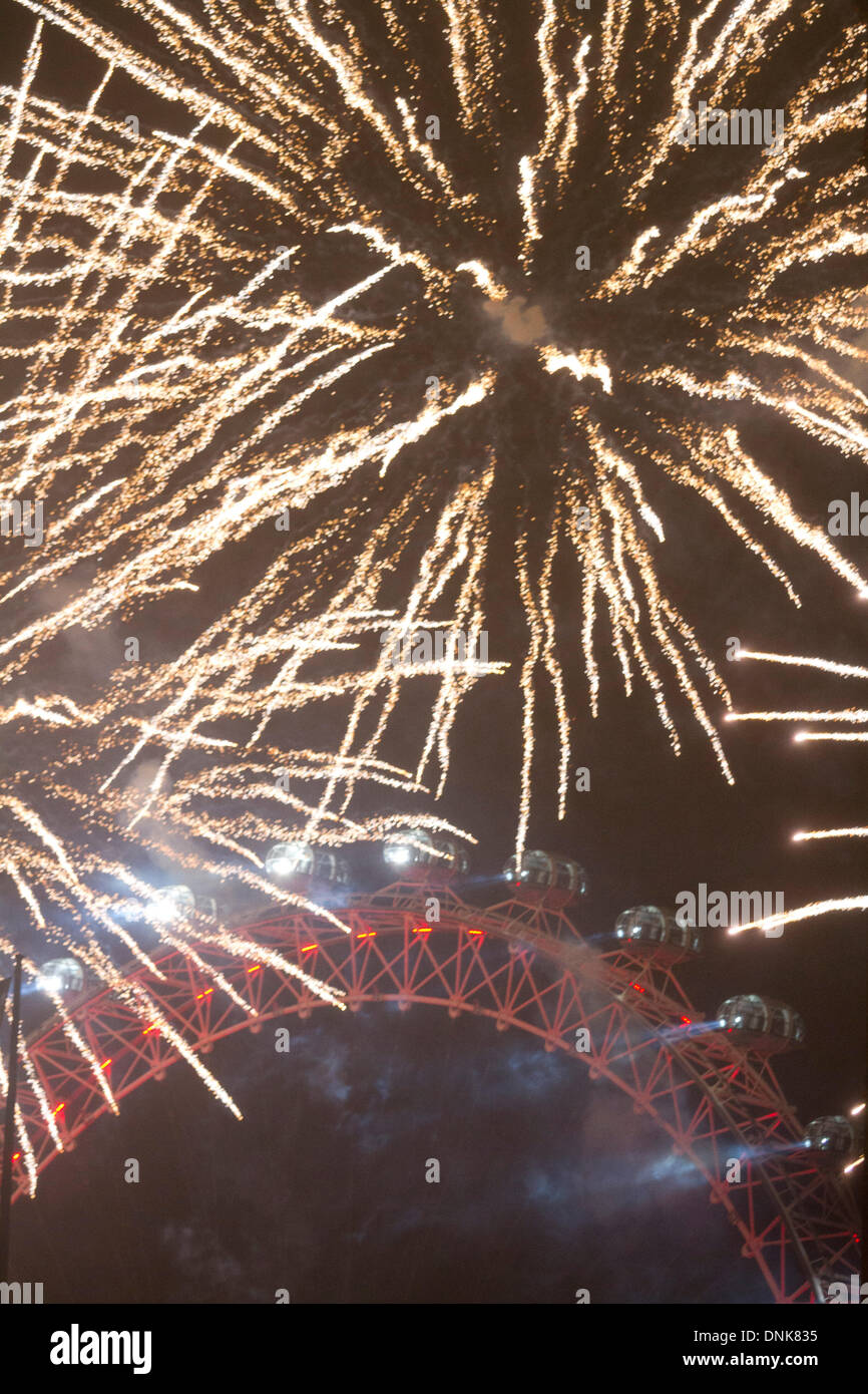 Westminster London, Regno Unito il 1 gennaio 2014. Londra celebra per contrassegnare l'inizio del nuovo anno con un multi sensoriale display fuochi d'artificio che ha visto la partecipazione di oltre 250.000 festaioli lungo il fiume Tamigi Credito: amer ghazzal/Alamy Live News Foto Stock