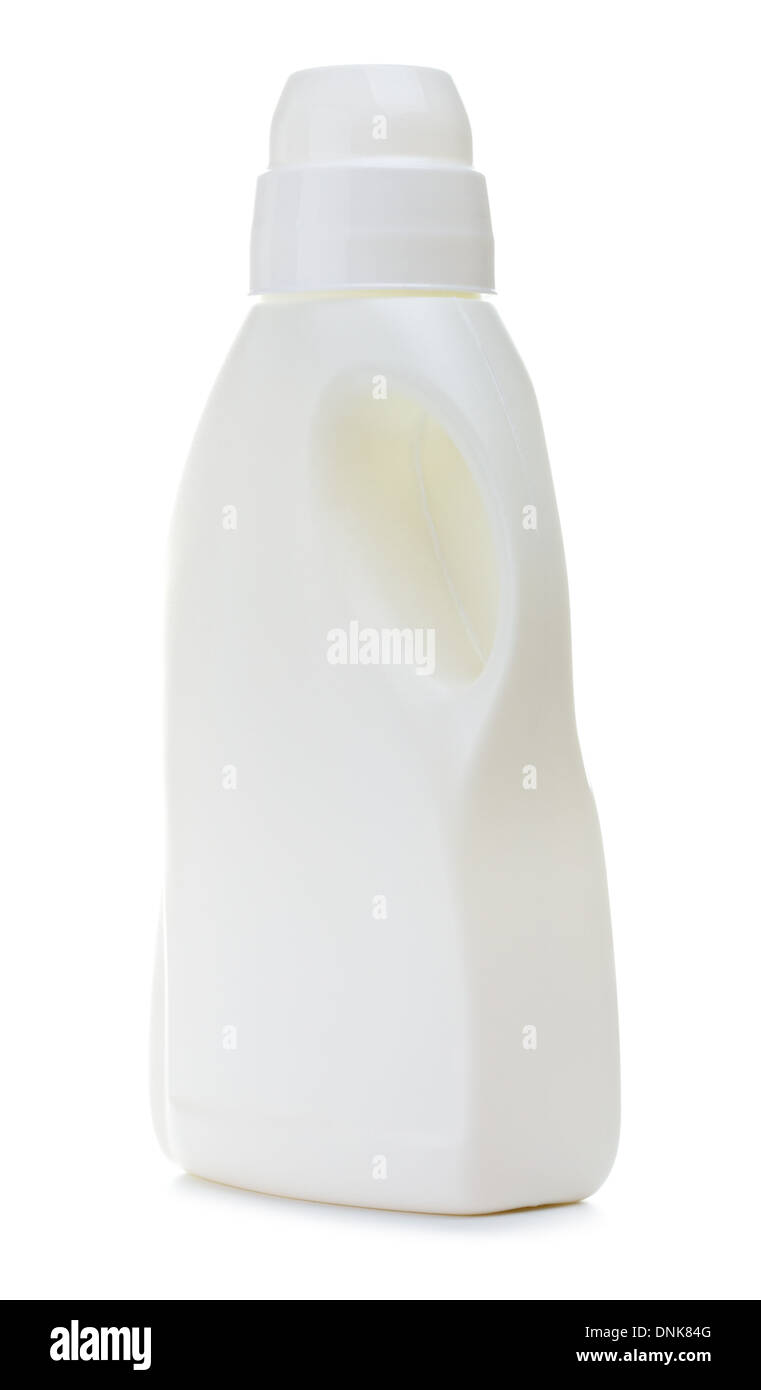 Le bottiglie di plastica di prodotti di pulizia, isolato su bianco Foto Stock