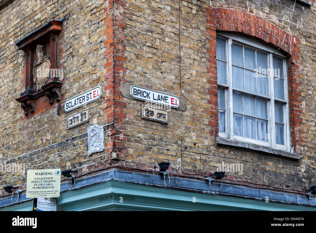 Indicazioni in inglese e in arabo su un angolo di Sclater Street e Brick Lane, East London, E1, Regno Unito Foto Stock