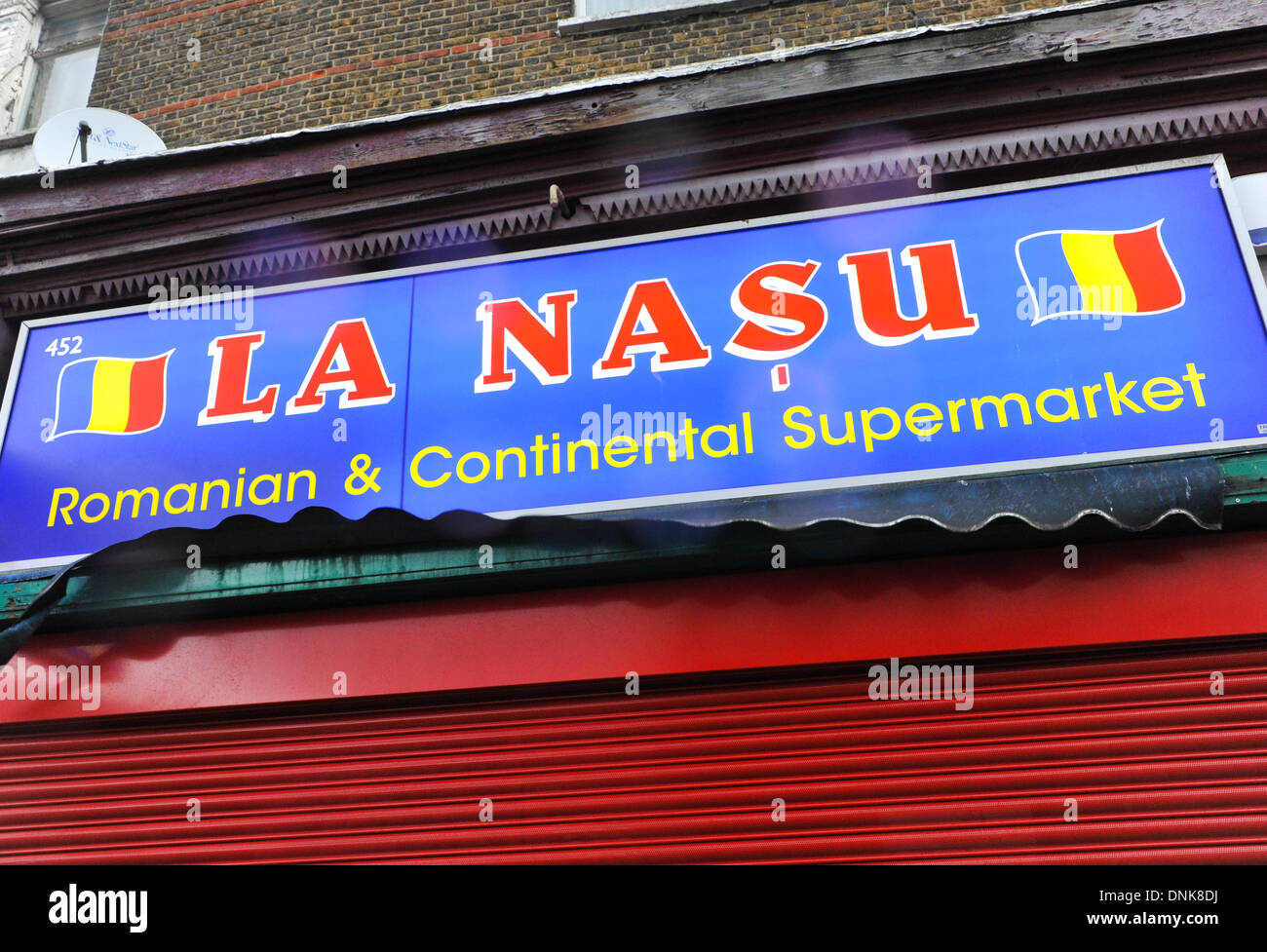 Turnpike Lane, Londra, Regno Unito. Il 1 gennaio 2014. Un supermercato rumeno nel nord di Londra. I Romeni e Bulgari possono lavorare senza alcuna restrizione in tutta l'UE e il Regno Unito da oggi. Credito: Matteo Chattle/Alamy Live News Foto Stock