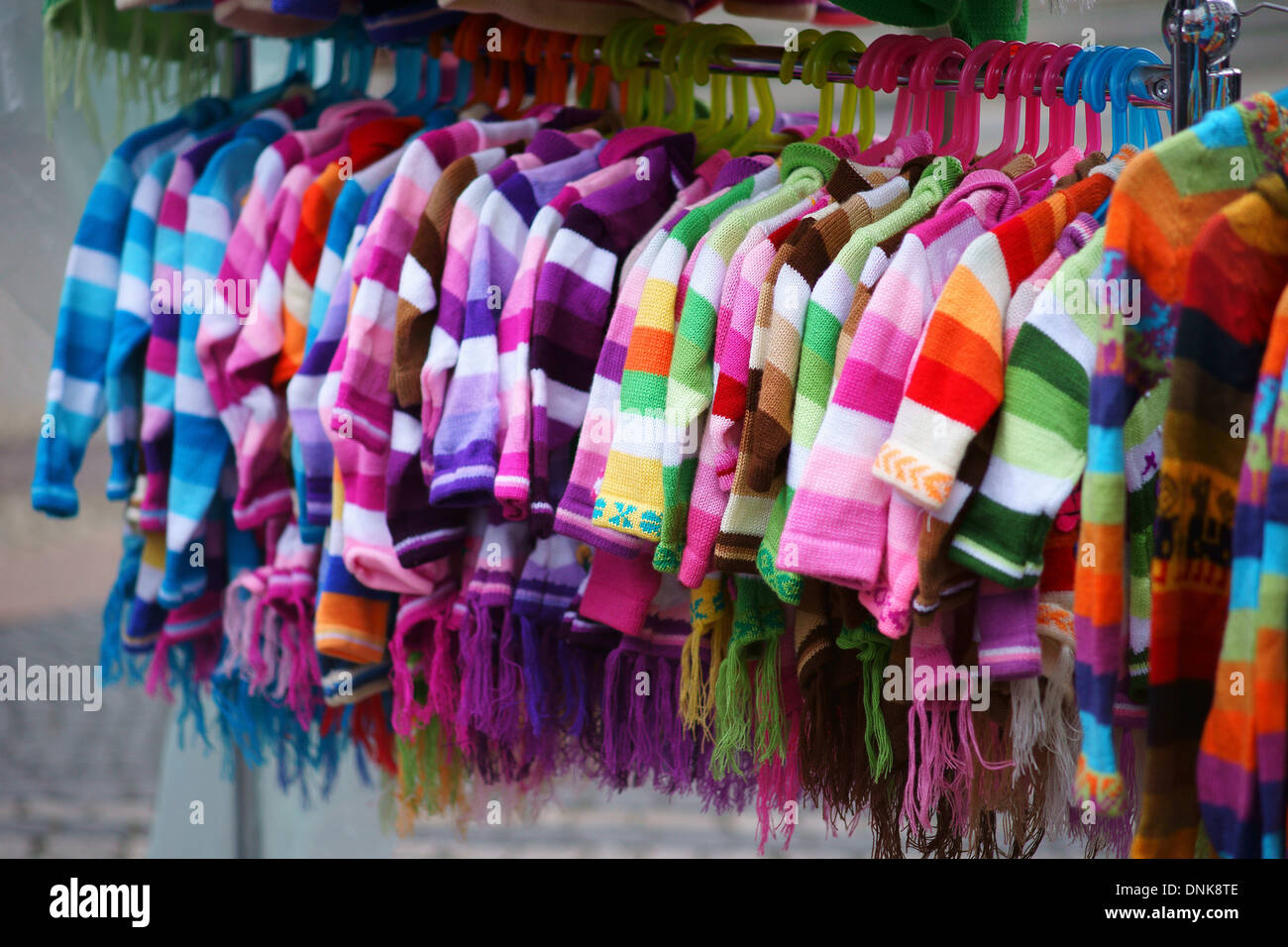 Multicolor i maglioni di lana visualizzati per le vendite Foto Stock