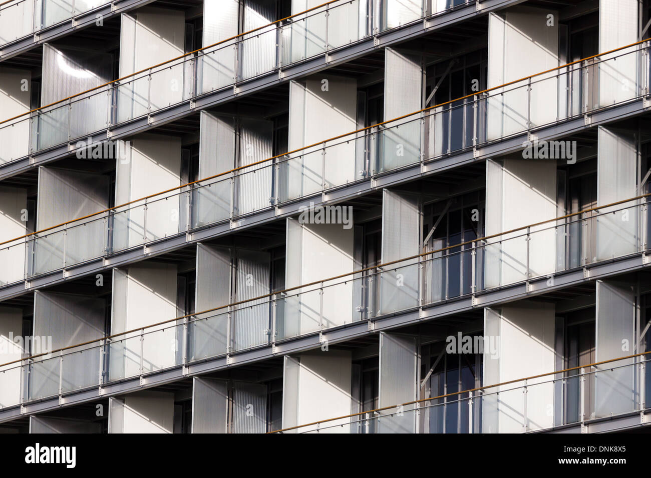 Struttura regolare delle finestre e balconi - edificio moderno Foto Stock