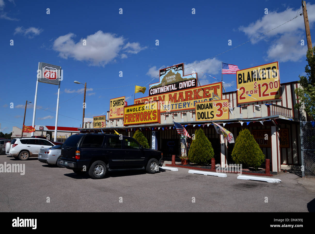 Continental Divide - segno del marcatore e il mercato indiano sulla vecchia strada 66 Foto Stock