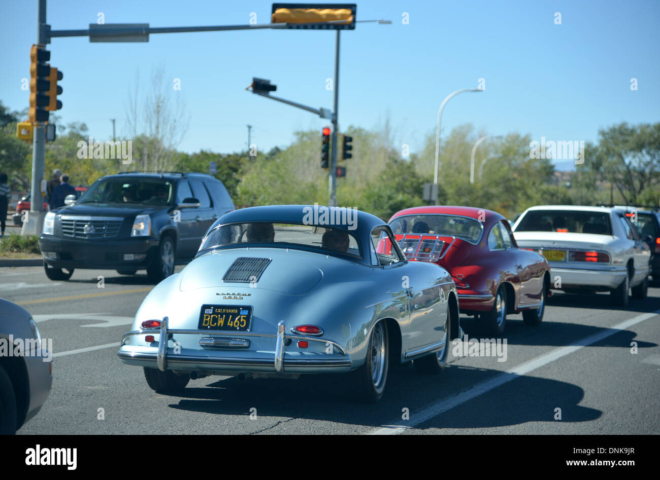 Classic Porsche 356 automobili nel traffico, Santa Fe, New Mexico Foto Stock