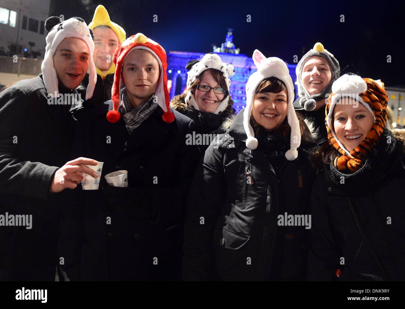 Berlino, Germania. 31 Dic, 2013. Un gruppo di donne indossa animale-themed cappelli alla festa di Capodanno presso la Porta di Brandeburgo a Berlino, Germania, 31 dicembre 2013. Persone provenienti da tutto il mondo si riuniscono lungo la storica Strasse des 17. Juni (XVII del giugno Street) per accogliere l'anno 2014. Foto: BRITTA PEDERSEN/dpa/Alamy Live News Foto Stock