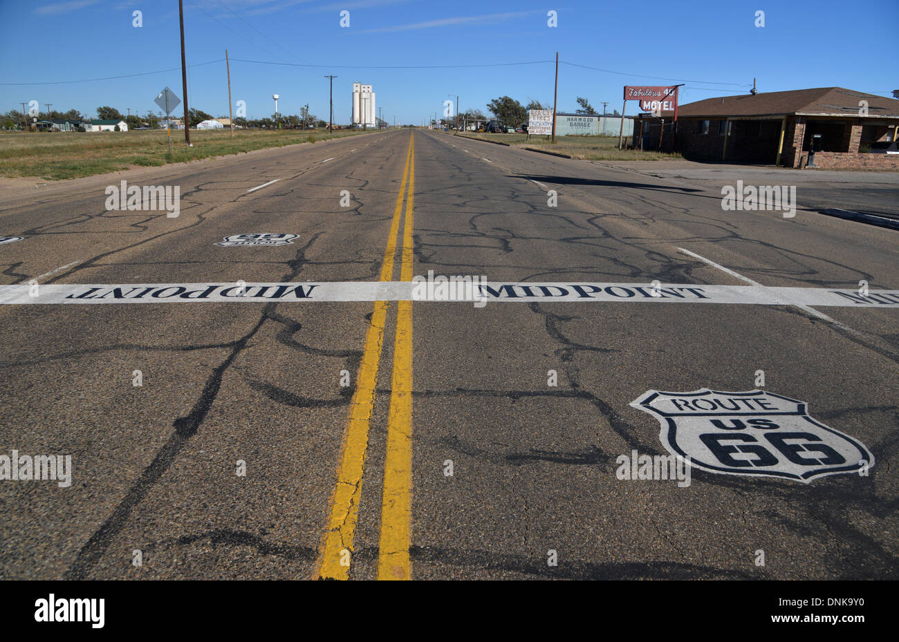 Route 66 punto mediano, Adrian, Texas - a metà strada tra Chicago e Los Angeles - 1139 miglia in entrambe le direzioni Foto Stock