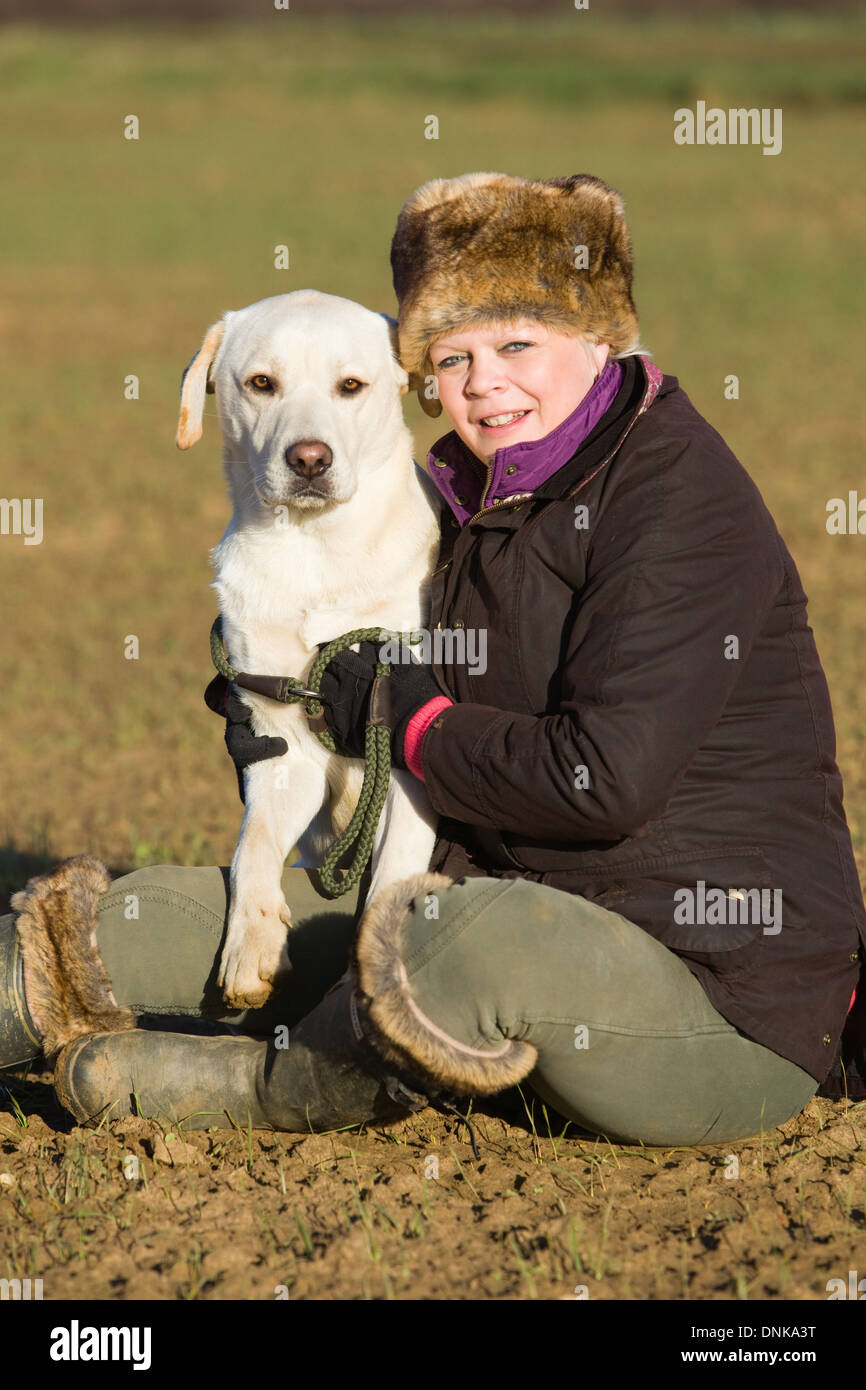 Un giallo Labrador Retriever cane con il suo proprietario femmina su un fagiano sparare in Inghilterra Foto Stock