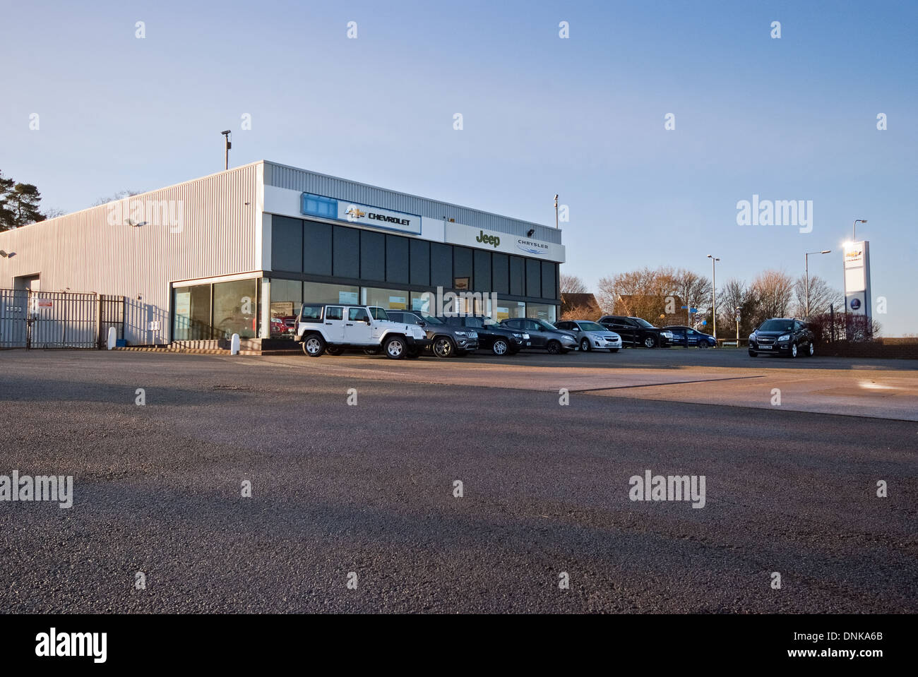 Il garage e il piazzale antistante al concessionario Foto Stock