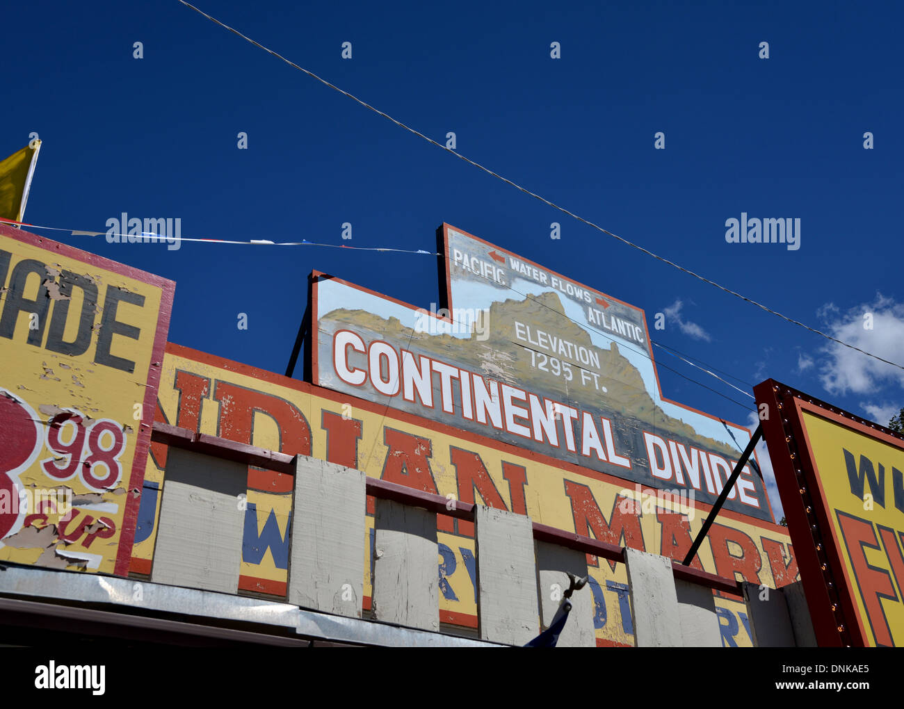 Continental Divide - segno del marcatore e il mercato indiano sulla vecchia strada 66 Foto Stock