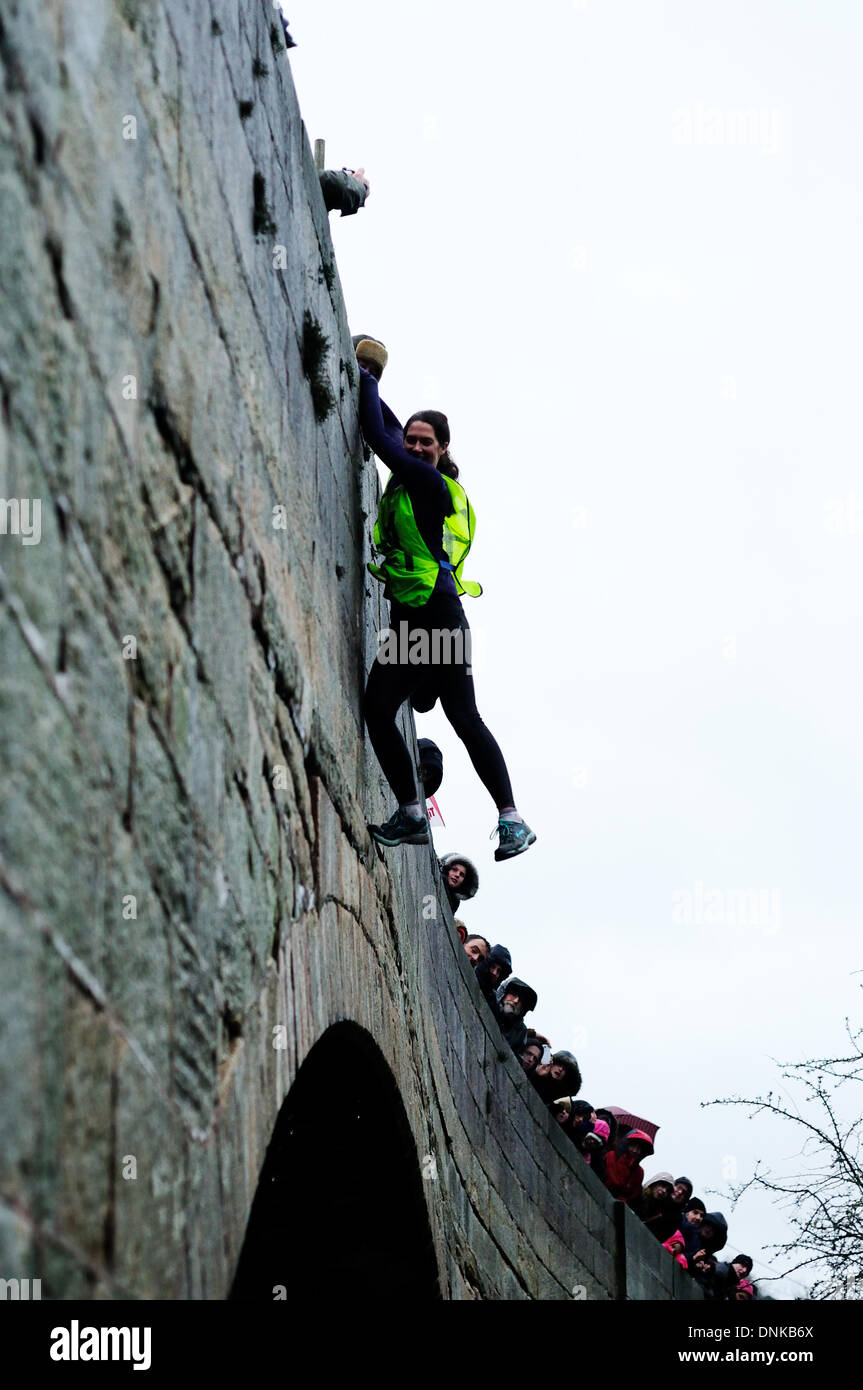 Mapleton, Derbyshire, Regno Unito. 01 gennaio2013. Giorno di nuovi anni ponte salto per carità .squadre in costume ha preso parte alla manifestazione annuale nel villaggio di Mapleton,a partire con una corsa in barca lungo il fiume dove poi una breve corsa verso il ponte dove poi saltò in fiume Colomba,nuotato al bordo e gareggiato fino al pub per la finsih ,erano una bevanda calda e vestiti erano in ordine.Le condizioni molto vento e pioggia ha mantenuto la folla in questo anno. Credito: Ian Francesco/Alamy Live News Foto Stock