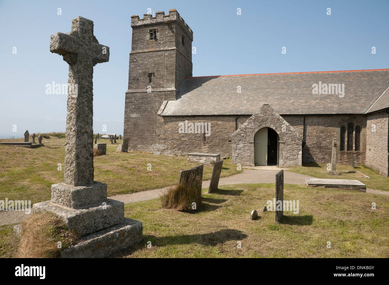 Celtica Croce Cristiana accanto a St Materianas Chiesa a Tintagel, Cornwall, Regno Unito. Foto Stock