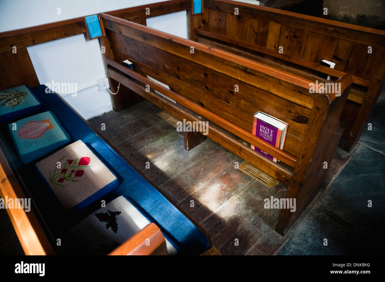 I banchi della chiesa con inginocchiatoi e la bibbia in un paese di lingua inglese Chiesa. Regno Unito. Foto Stock