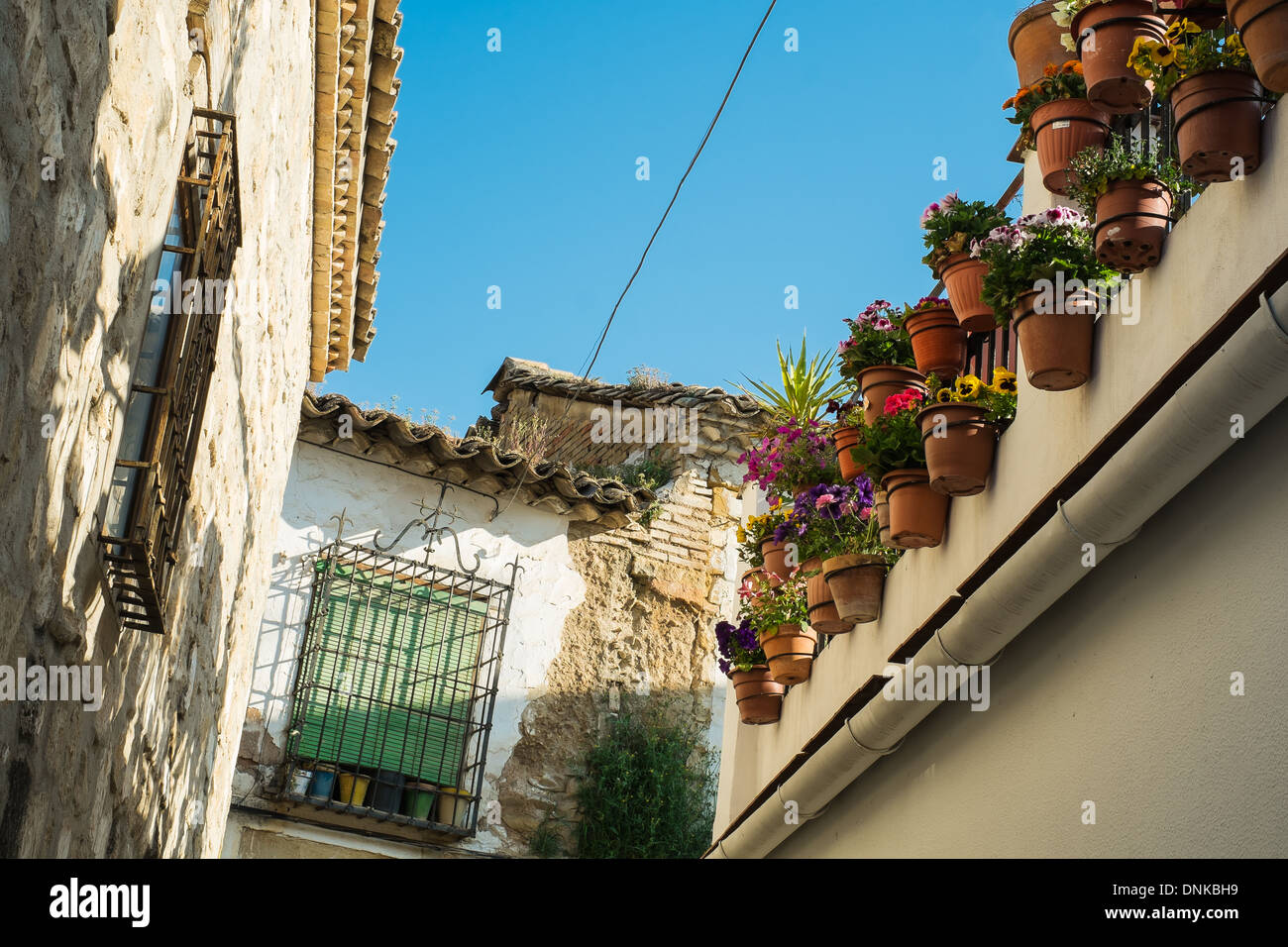 Una tipica strada nella vecchia città di Ubeda, Jaen, Spagna, il cui centro storico è un sito Patrimonio Mondiale dell'UNESCO. Foto Stock