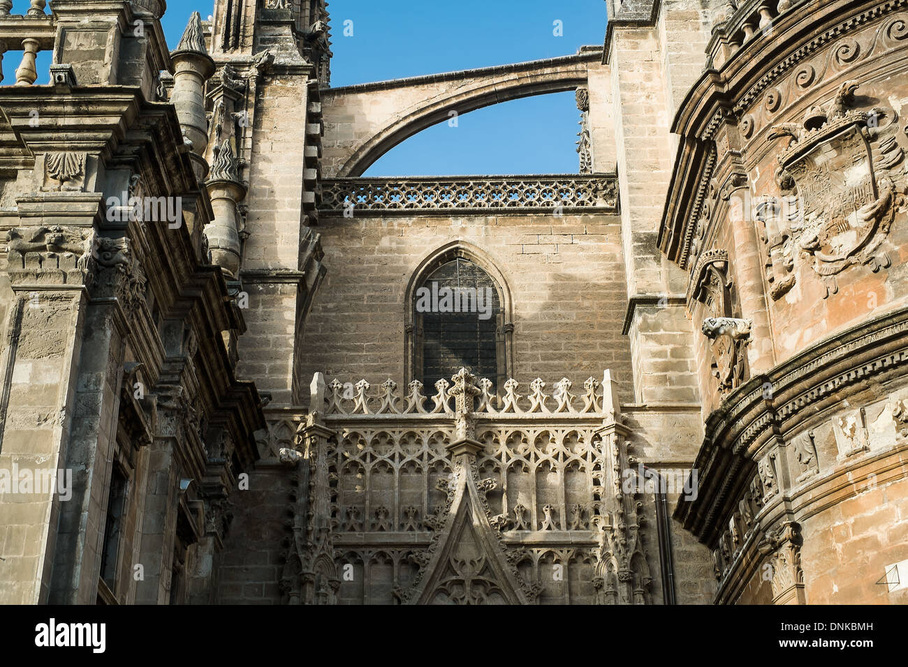 Una parte del lato orientale della Cattedrale di Siviglia, Spagna, mostrando la Puerta de Campanillas Foto Stock
