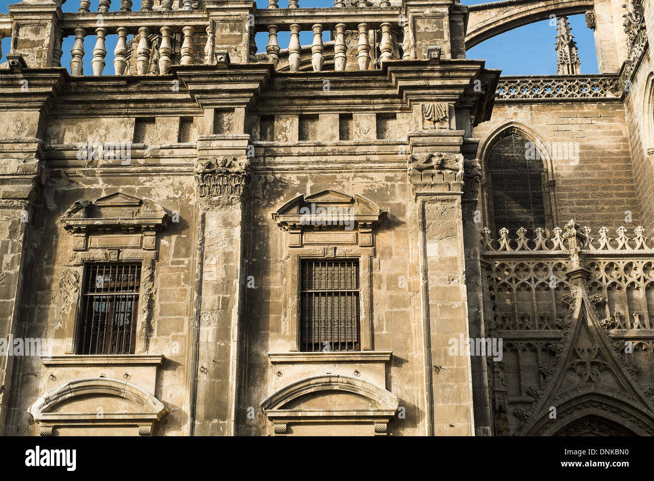 Una parte del lato orientale della Cattedrale di Siviglia, Spagna Foto Stock