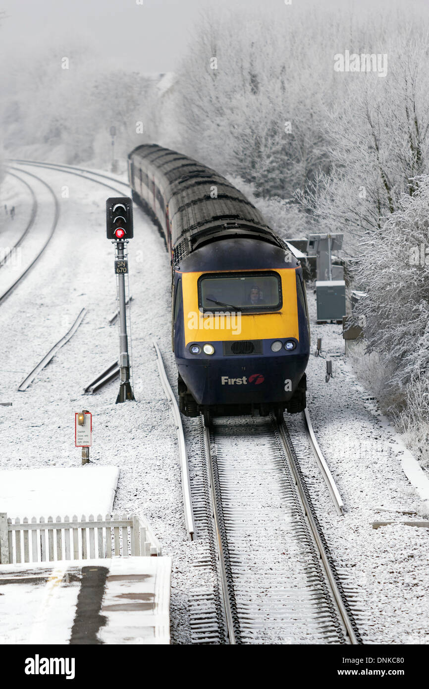 Un primo grande Western HST 125 (Intercity 125 treno) entra in Chippenham stazione su una mattina di gennaio. Foto Stock