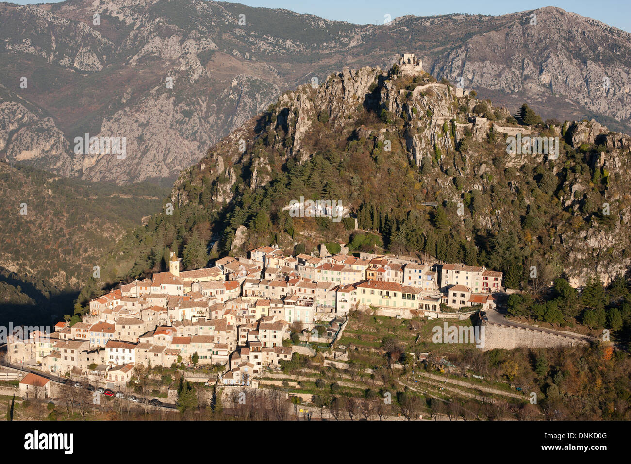 VISTA AEREA. Arroccato borgo medievale. Saint-Agnès, Alpes-Maritimes, il backcountry della Costa Azzurra, Francia. Foto Stock