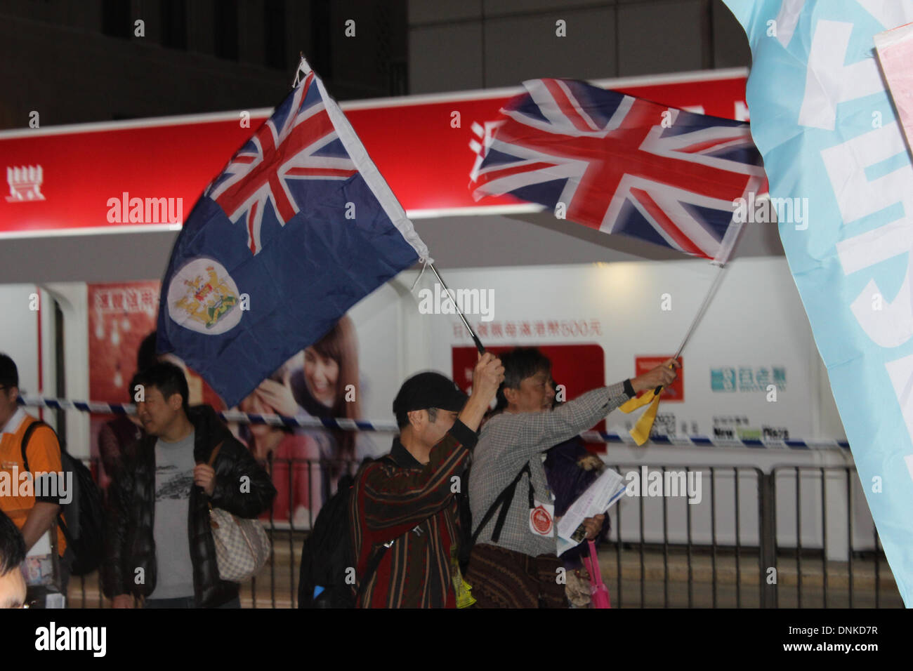 Hong Kong, Cina. Il 1 gennaio 2014. Dimostranti sventolare la Union Jack e il britannico di Hong Kong bandiera coloniale al 1 gennaio la democrazia marzo. Le bandiere sono ondulata per antagonizzare pro-sostenitori di Pechino e il governo Credito: Robert Kemp SC/Alamy Live News Foto Stock