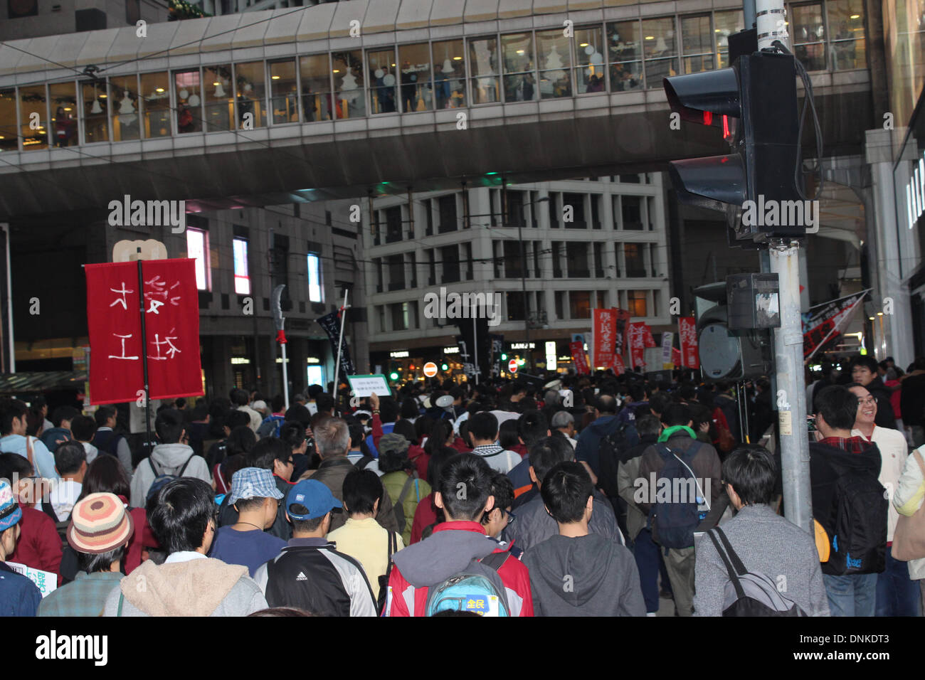 Hong Kong, Cina. Il 1 gennaio 2014. Pro-democrazia dimostranti sfilano per Hong Kong il distretto commerciale di Capodanno del credito: Robert Kemp SC/Alamy Live News Foto Stock