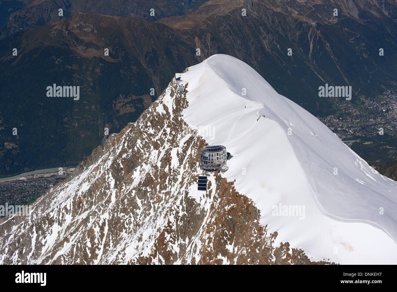 VISTA AEREA. Aiguille du Gouter (altitudine: 3863 m) con il suo rifugio ovoide. Chamonix Mont-Blanc, Haute-Savoie, Auvergne-Rhône-Alpes, Francia. Foto Stock