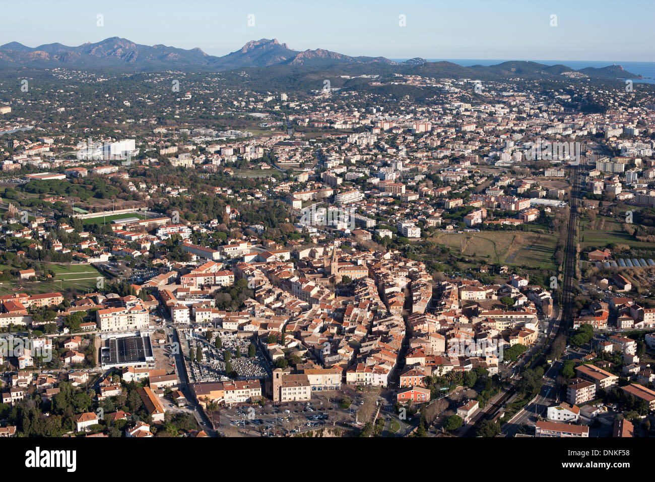 VISTA AEREA. La città vecchia di Fréjus con la città di Saint-Raphaël e il Mar Mediterraneo in lontananza. Var, Costa Azzurra, Francia. Foto Stock