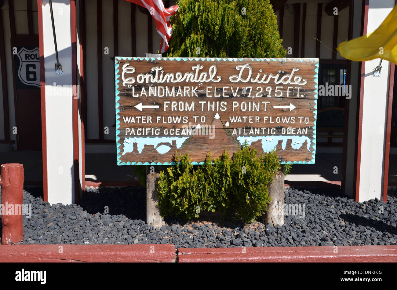 Continental Divide - segno del marcatore e il mercato indiano sulla vecchia strada 66 Foto Stock