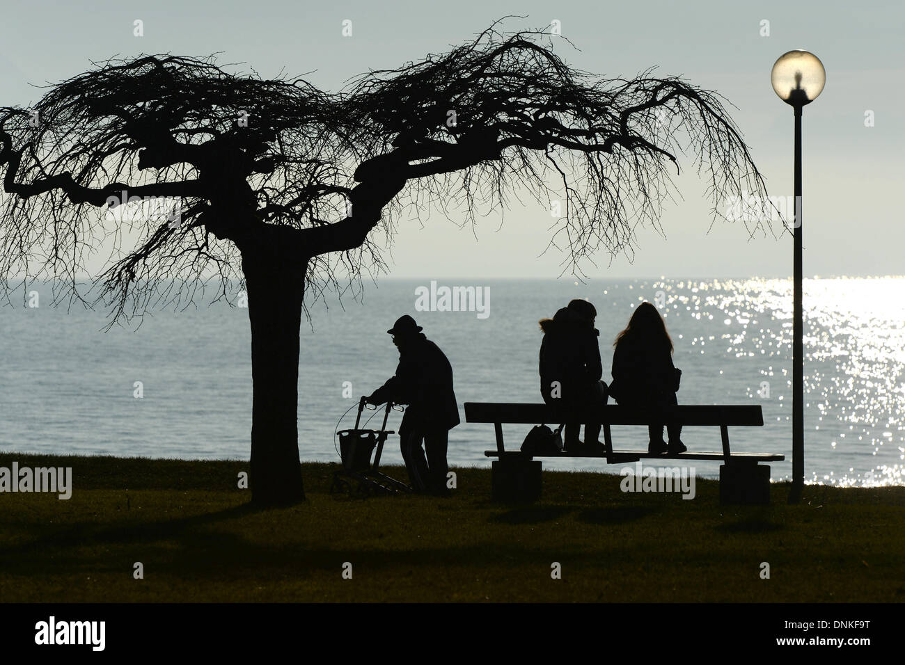 Due donne e un passeggino con un aiuto a piedi si stagliano contro il cielo soleggiato sopra il lago di Costanza a Langenargen, Germania 31 dicembre 2013. Foto: FELIX KAESTLE/dpa Foto Stock Due donne e un passeggino con un aiuto a piedi si stagliano contro il cielo soleggiato sopra il lago di Costanza a Langenargen, Germania 31 dicembre 2013. Foto: FELIX KAESTLE/dpa Foto Stock