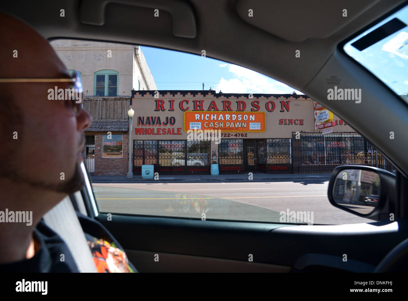 Guidando attraverso il piccolo centro America sul vecchio tracciato 66 - Richardson del negozio, Gallup New Mexico Foto Stock