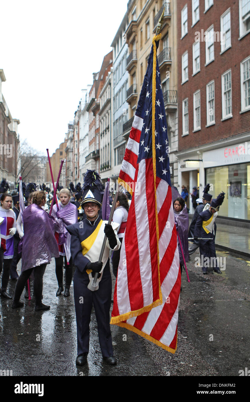 Londra, UK, 1 Gennaio 2014,portabandiera a Londra il primo giorno del nuovo anno Parade 2014 Credit: Keith Larby/Alamy Live News Foto Stock