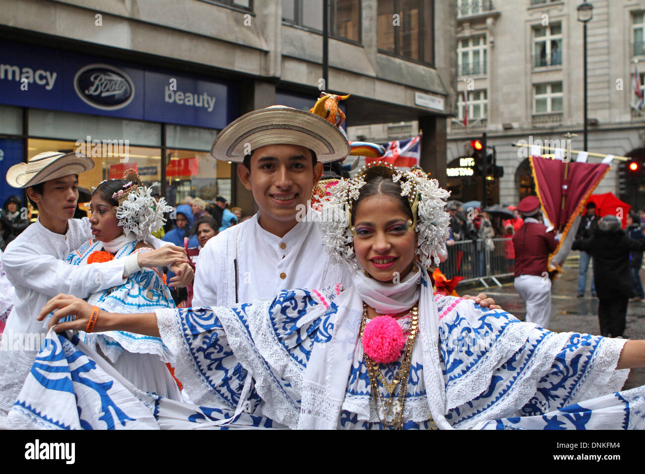 Londra, UK, 1 Gennaio 2014,ballerini a Londra il primo giorno del nuovo anno Parade 2014 Credit: Keith Larby/Alamy Live News Foto Stock