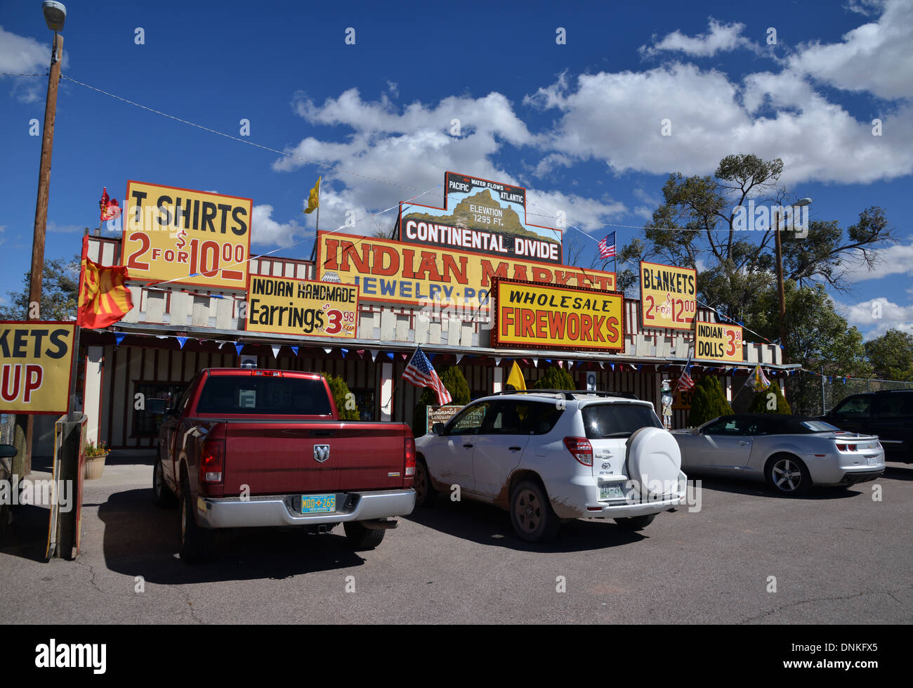 Continental Divide - segno del marcatore e il mercato indiano sulla vecchia strada 66 Foto Stock
