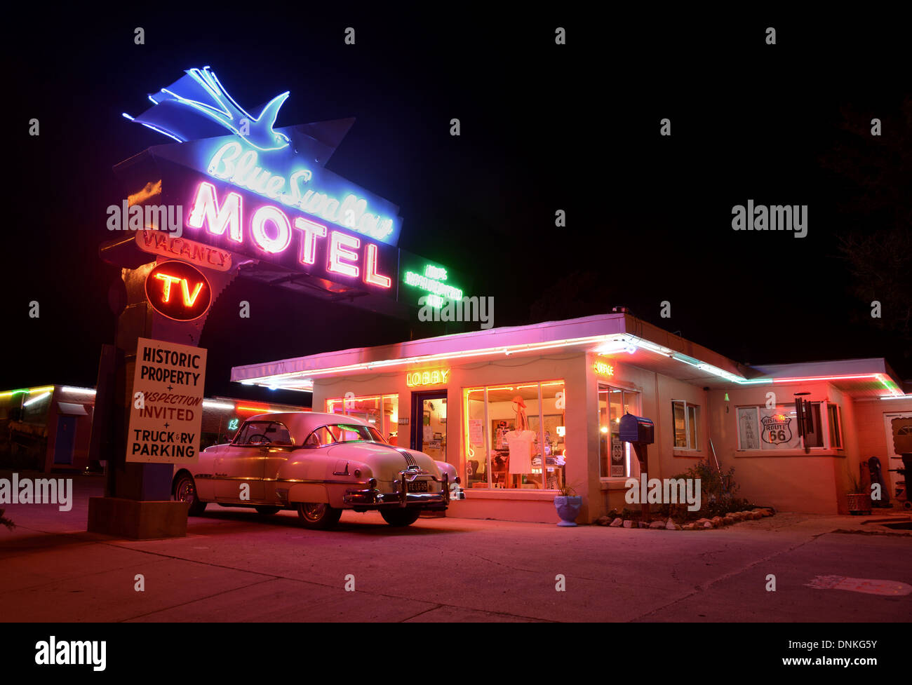 Route 66 il punto di riferimento azzurro Swallow Motel, Tucumcari con il vecchio neon e un 50s Pontiac Foto Stock