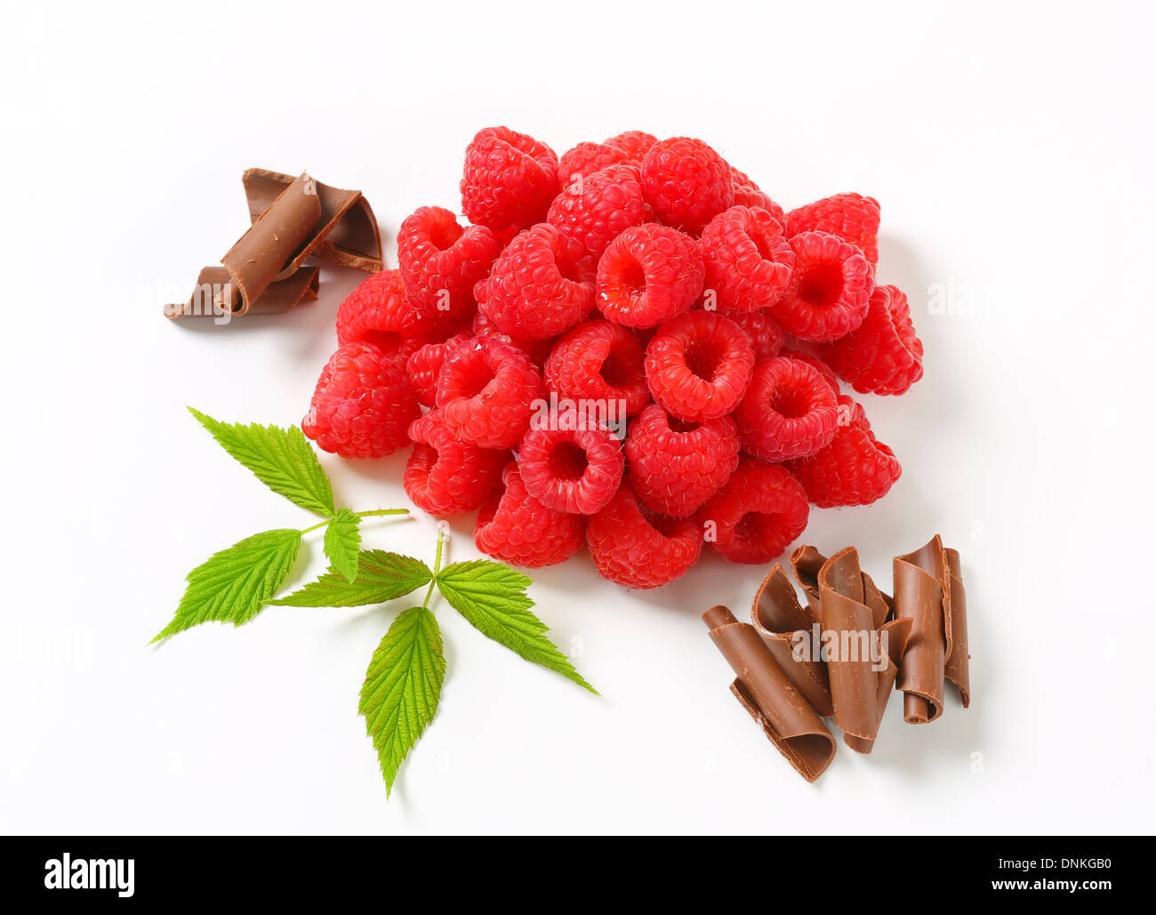 Cumuli di lamponi freschi e riccioli di cioccolato Foto Stock