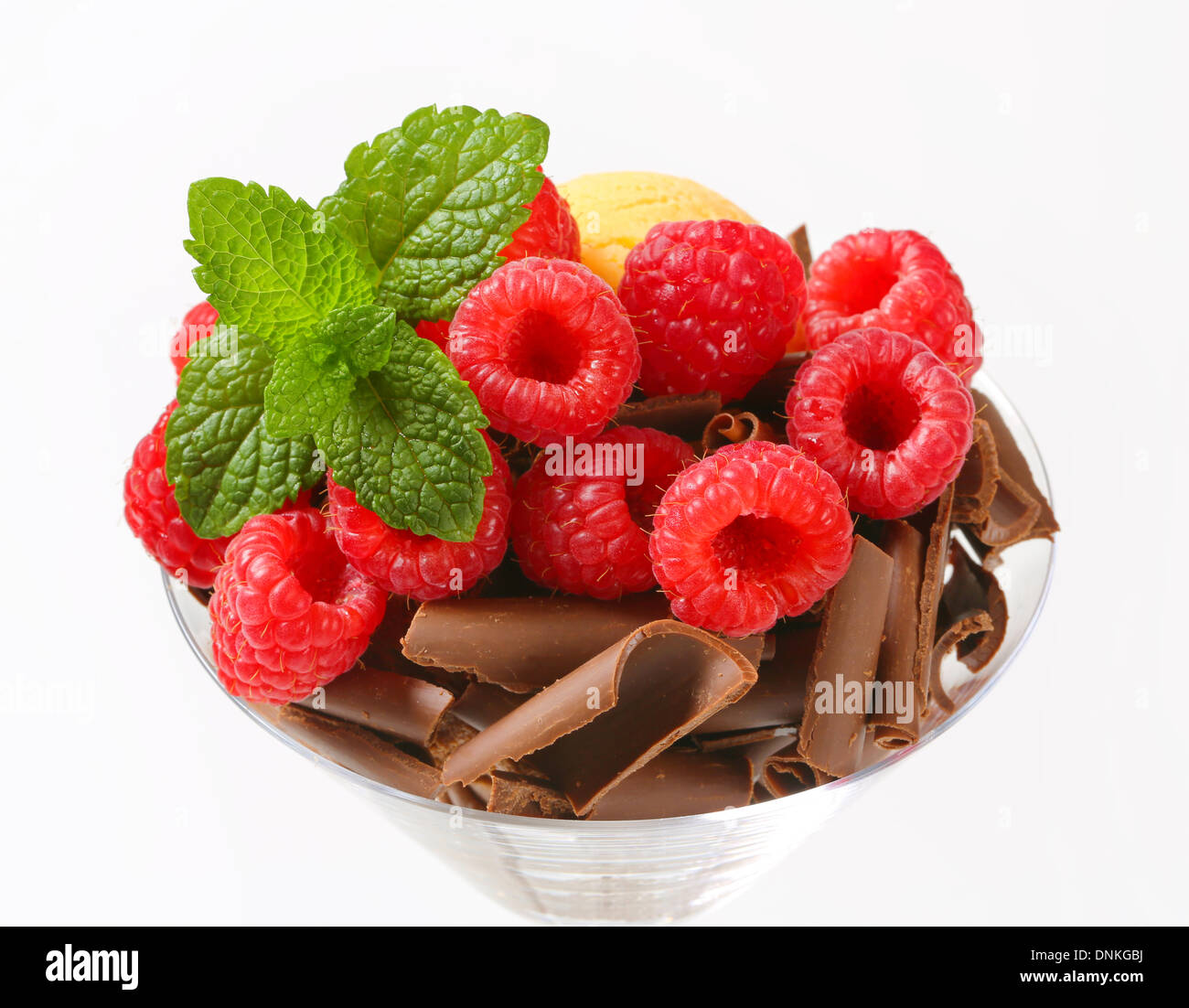 Riccioli di cioccolato con lamponi freschi nel calice Foto Stock