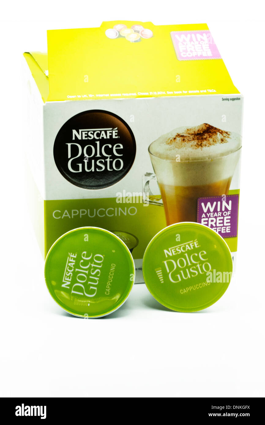Scatola del nescafe dolce gusto cialde di caffè cappuccino tagliare lo sfondo bianco spazio copia Foto Stock