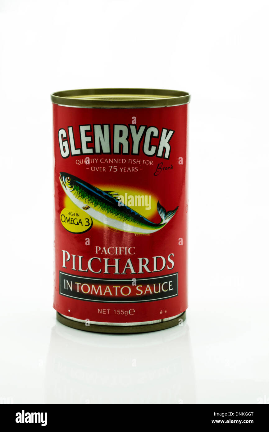 Le sarde di stagno di conserve di pesce della Glenryck pacifico in salsa di pomodoro tagliato fuori lo sfondo bianco spazio copia Foto Stock