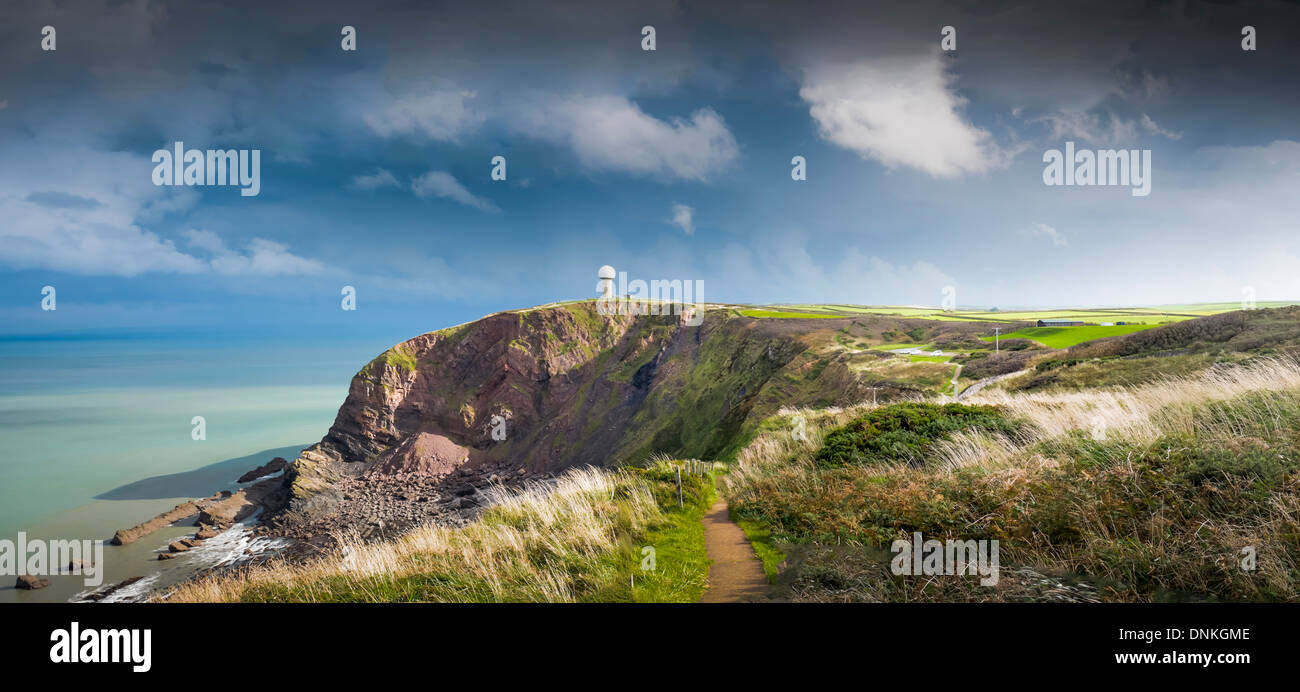 Sud ovest via costiera: il controllo del traffico aereo stazione radar a Hartland Point, orzo Bay, Devon, Inghilterra: il Wrecker la costa Foto Stock