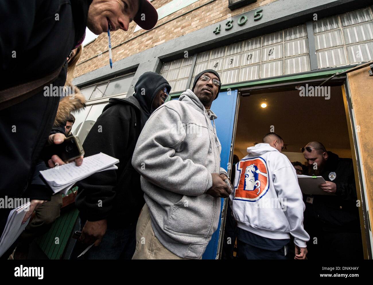 Denver, Colorado, Stati Uniti d'America. 01 gen 2014. I clienti flusso in 3-D (Denver del dispensario discreto) -- la licenza di retail store di marijuana con on-site un impianto di coltivazione -- a partecipare per la prima volta legale vendite di marijuana per gli adulti. Credito: Brian Cahn/ZUMAPRESS.com/Alamy Live News Foto Stock