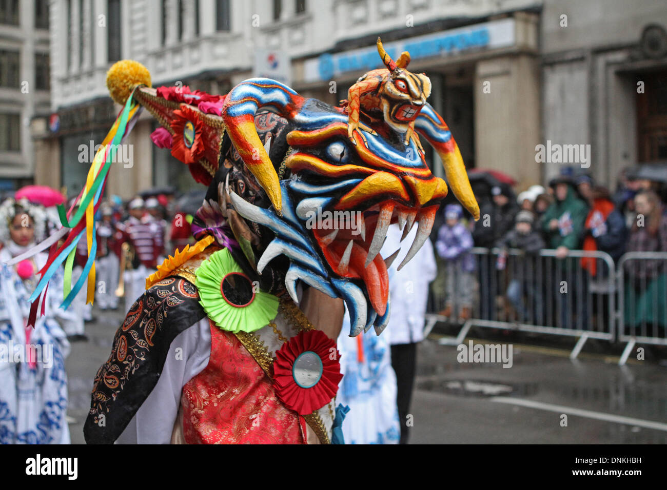 Londra, UK, 1 Gennaio 2014,una maschera colorata a Londra il primo giorno del nuovo anno Parade 2014 Credit: Keith Larby/Alamy Live News Foto Stock