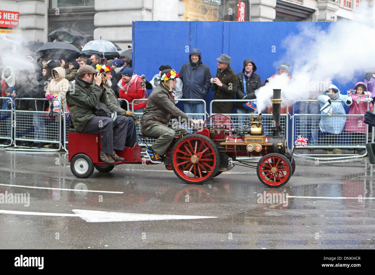 Londra, UK, 1 Gennaio 2014,una miniatura con trazione a vapore il motore a Londra il primo giorno del nuovo anno Parade 2014 Credit: Keith Larby/Alamy Live News Foto Stock