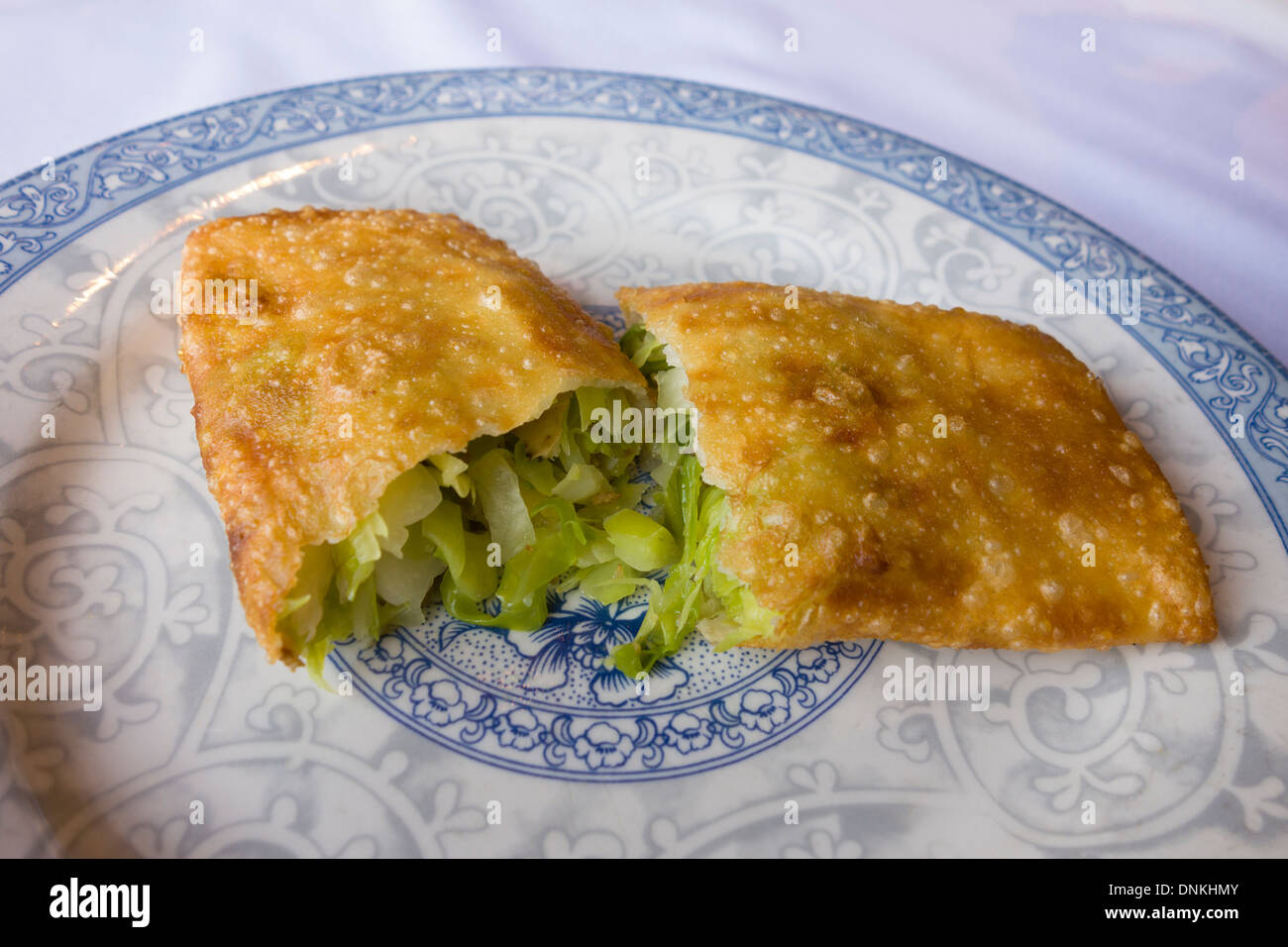 Cucina cinese su una piastra - rotolo di uova Foto Stock