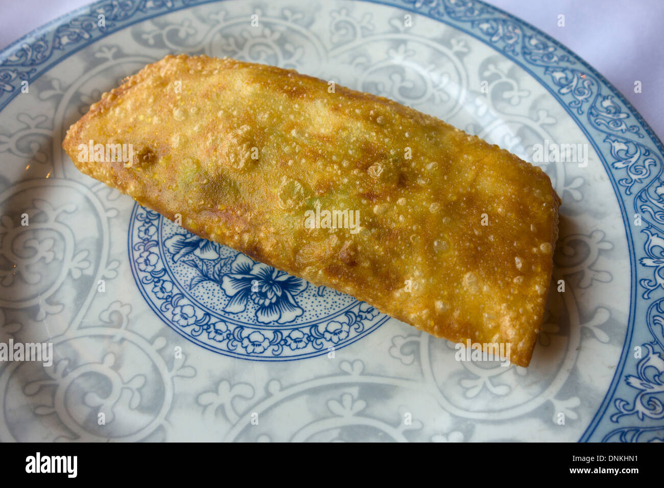 Cucina cinese su una piastra - rotolo di uova Foto Stock