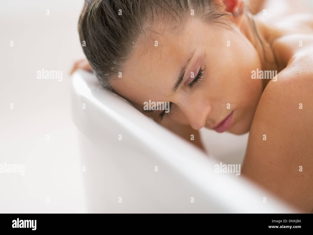 Ritratto di sottolineato giovane donna in vasca da bagno Foto Stock