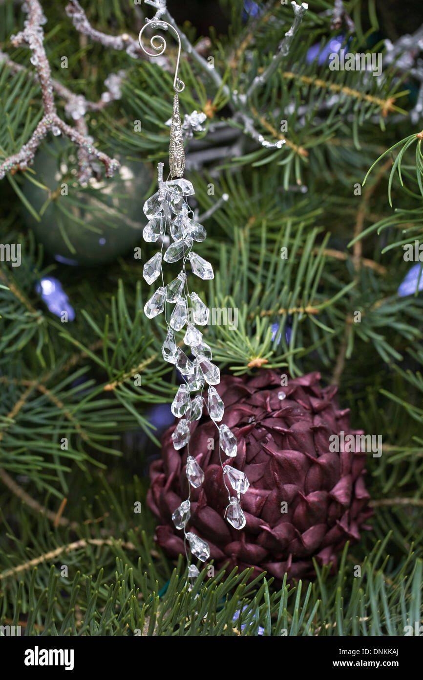Cristalli decorativi e carciofo fiori su un albero di Natale Foto stock -  Alamy